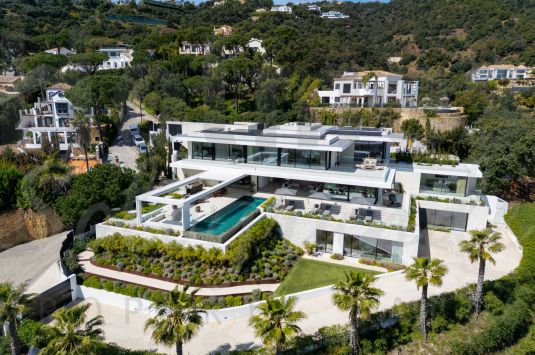 Villa Sienna es una elegante residencia contemporánea en venta dentro de la prestigiosa comunidad cerrada de El Madroñal, un enclave sereno y altamente deseado en las colinas sobre Marbella.