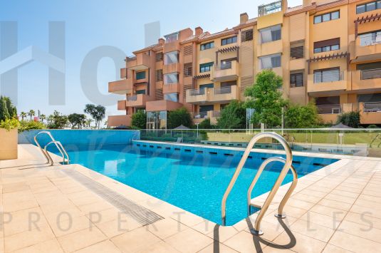 Apartamento en planta baja con orientación oeste y jardín privado en Ribera del Marlin, Sotogrande Marina