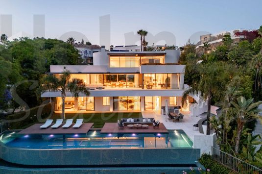 Exclusive ultra-luxury villa in La Quinta, Benahavís, offering breathtaking views of the sea and surrounding golf courses.