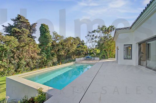 Exclusive renovated villa in Sotogrande Costa: spaciousness, privacy, and a privileged location.