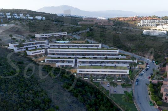 3 bedroom townhouse in the new project of Blue Wave in Bahía de Las Rocas offering breathtaking views to the Mediterranean, the Rock of Gibraltar and the African coastline.