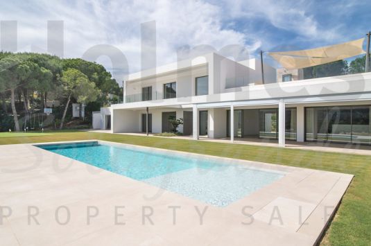 SPECTACULAR FRONTLINE GOLF VILLA WITH FANTASTIC SOUTH-FACING OPEN VIEWS.