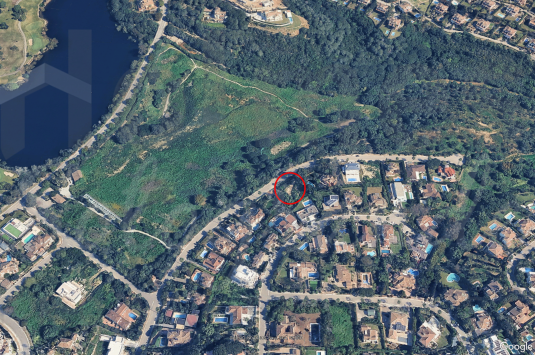 Parcela de 1.045 m² con proyecto y licencia en Sotogrande Alto, zona F, junto a Almenara Golf, SO/Sotogrande y el Colegio Internacional.