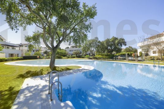 Exclusivo apartamento triplex renovado y moderno en la urbanización Hacienda de Valderrama, Sotogrande Alto.
