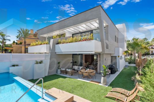 Moderna casa pareada en la Urbanización Bahía de Banus, Marbella.