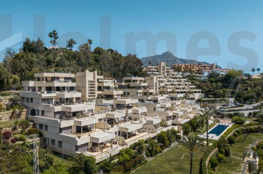 This expansive duplex penthouse is located within the prestigious Los Arrayanes residential complex, in the peaceful and elevated Supermanzana JKL area of Nueva Andalucía