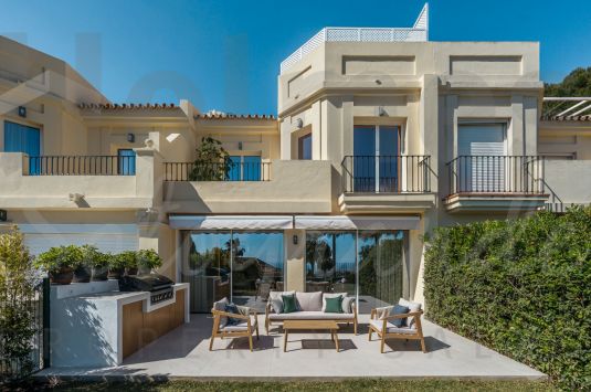 Maison Vue is a beautifully renovated, three-level townhouse for sale in the secure and well-kept community of La Quinta Hills, Benahavís.