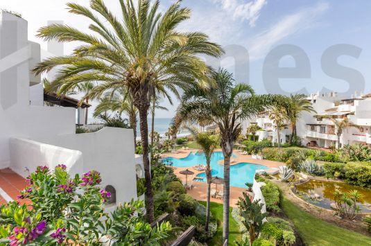 Impresionante ático dúplex en primera línea de playa en Ventura de Mar, Marbella.