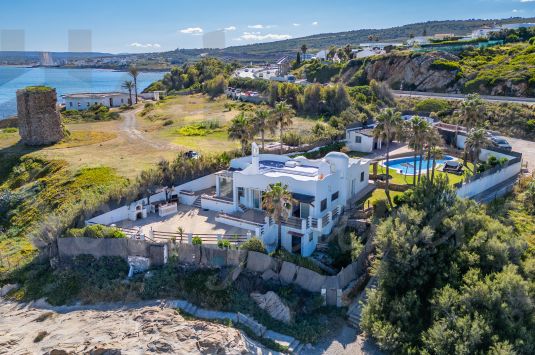 Exclusive villa located in an unrivaled setting, right on the beachfront with breathtaking views.