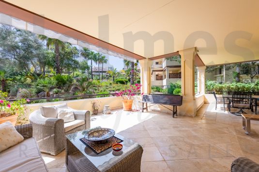 Amplio apartamento de 2 dormitorios en planta baja en Valgrande, Sotogrande Alto.