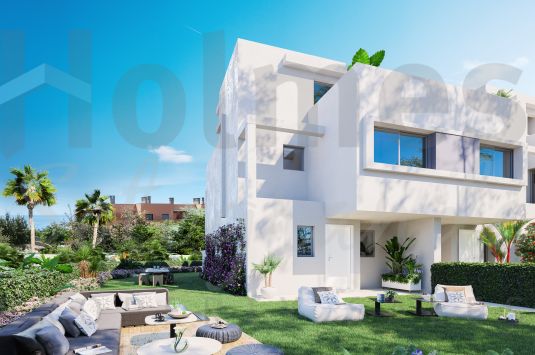 Casa adosada en esquina de estilo modreno de 3 dormitorios en la promoción de Golden View II con preciosas vistas. Construcción muy avanzada.