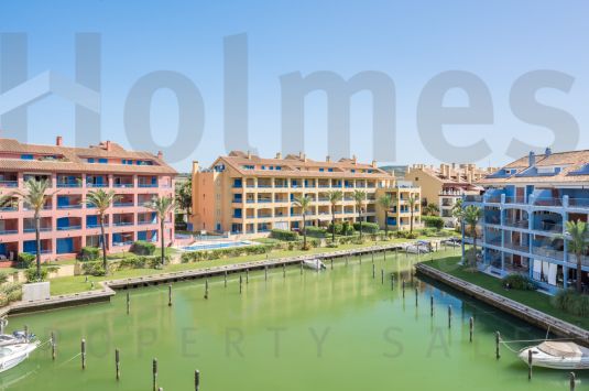 Sunny second floor apartment with south-easterly views over the Sotogrande Marina.