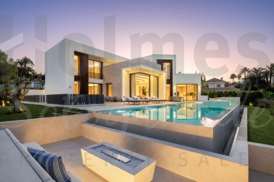 Villa Imagine es una extraordinaria villa en primera línea de golf en venta en Las Brisas.