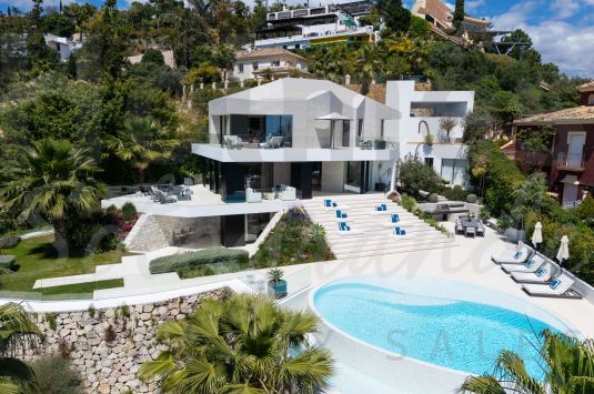 Villa La Toca es una moderna residencia de cinco dormitorios en venta en el exclusivo La Quinta Golf Resort, Benahavís.