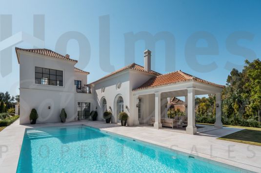VILLA VALORA is an exceptional villa in the prestigious Nueva Andalucía and close to Los Naranjos Golf.