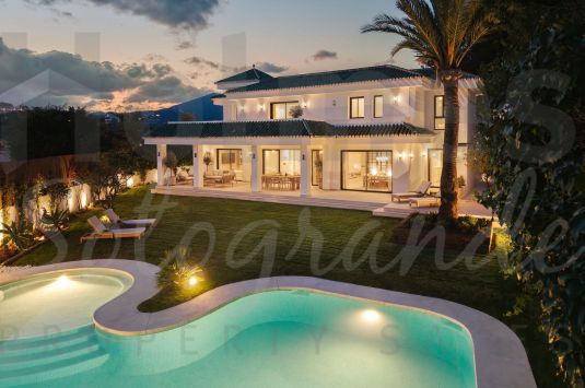 Perla Verde, a splendid villa for sale in the prestigious Atalaya de Rio Verde urbanization.
