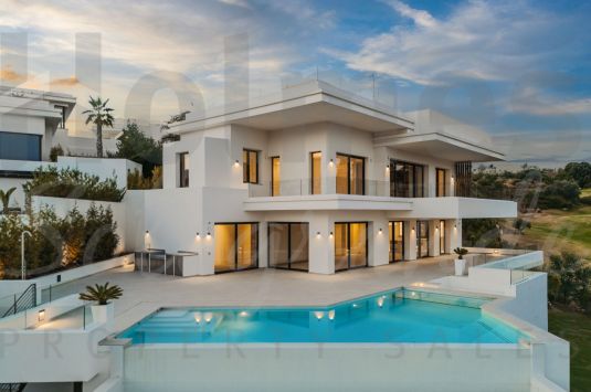 VILLA TRES, ubicada en la distinguida comunidad de La Resina Golf en Estepona, es una declaración arquitectónica que combina sofisticación contemporánea y lujo.
