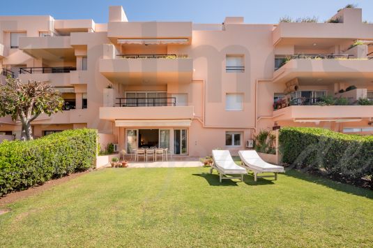 South-facing renovated 3 bedroom ground floor beach apartment very close to the Octógono Beach and Tennis Club.
