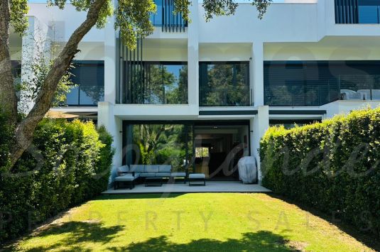4 bedroom townhouse in Hoyo 17, residential development surrounded by a golf course and a hundred-year-old cork oak grove in San Roque Club.