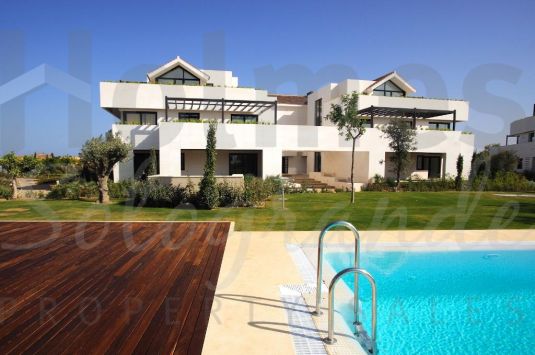 Fabuloso y elegante apartamento en Hacienda de Valderrama con piscina comunitaria, jardines, lago y vistas al Campo de Golf de Valderrama y el mar y Gibraltar en la distancia.