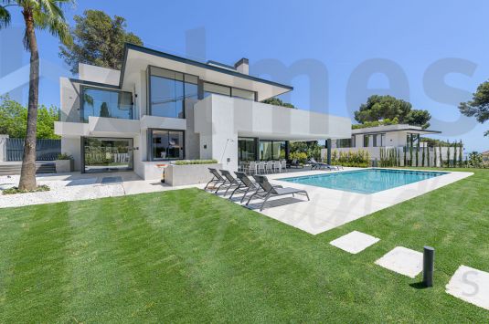 Family home located in one of the most emblematic urbanizations of Marbella, very close to the city center and the beach.