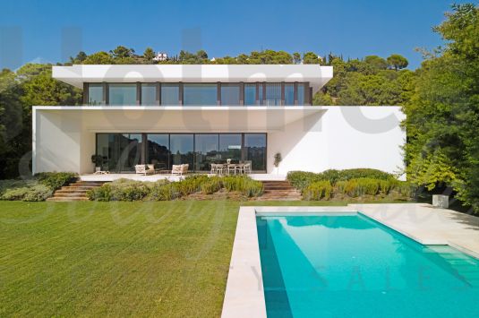 Outstanding modern villa set inside a picturesque neighbourhood that offers the best in terms of security and lifestyle, with stunning panoramic views towards Gibraltar and the African Coast.