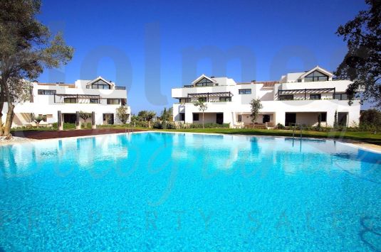 Fabuloso y elegante ático dúplex en Hacienda de Valderrama con piscina comunitaria, jardines, lago y vistas al Campo de Golf de Valderrama y el mar y Gibraltar en la distancia.