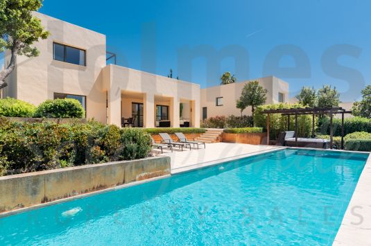 One of only seven villas built in one of the most privileged enclaves of the Almenara Golf Course.