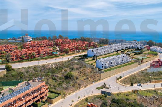 Casa adosada de estilo moderno en un nuevo complejo con vistas espectaculares al mar, Gibraltar y a la costa de Marruecos.