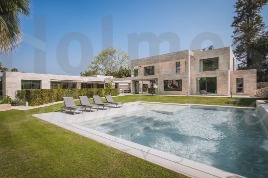 An exquisitely designed contemporary villa built to the highest specifications and finishes situated in the most exclusive residential area in Sotogrande