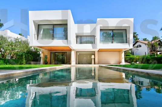 Spectacular minimalist villa built with the highest quality materials, located in a very private area of Sotogrande Alto, bordering a beautiful green zone.