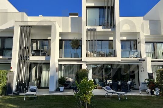 Modern 4 bedroom townhouse in the complex of Hoyo 17, San Roque Club.
