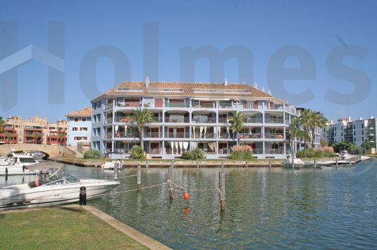 Impressive renovated 4 bedroom duplex ground floor apartment in Isla Carey.