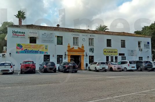 Conveniently located 25m2 business premises in Galerías Paniagua, Sotogrande Costa.