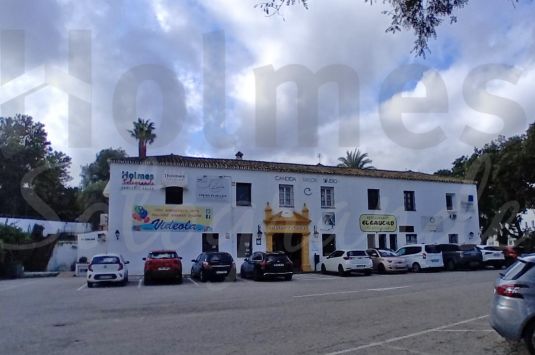 Spacious business premises in the popular Galerías Paniagua, Sotogrande Costa.