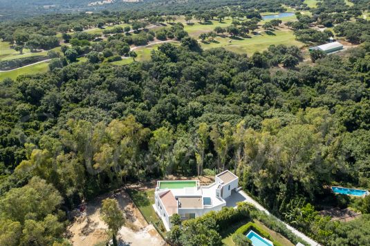 Villa de diseño moderno recientemente construida en la popular Zona F, aprovechando al máximo la orientación hacia el sur.
