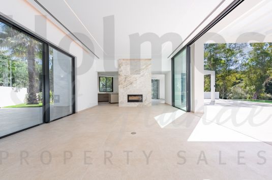 Villa de diseño moderno recientemente construida en la popular Zona F, aprovechando al máximo la orientación hacia el sur.