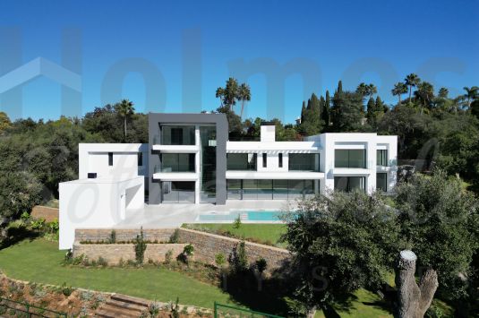 Casa Quijote, villa recién terminada ubicada en una zona muy establecida de Sotogrande Alto, con mucha privacidad y orientada al sur.