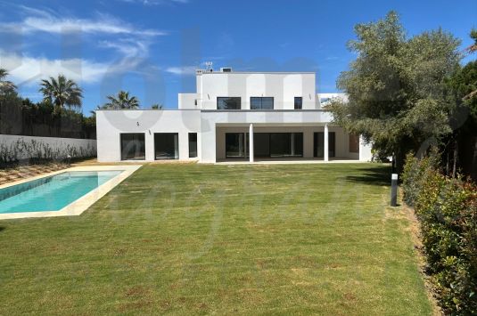 A fantastic, recnetly built modern villa located in the B zone of Sotogrande Costa.