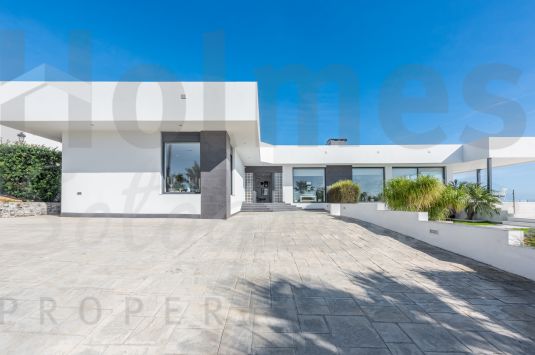South-facing top quality 2 storey villa in Punta Chullera with spectacular views to the sea, Gibraltar and Africa in the distance.