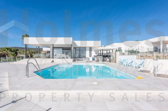 Villa de 2 plantas orientada al sur en Punta Chullera construida con excelentes calidades con vistas al mar, Gibraltar y África en la distancia.