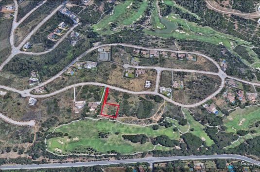 Parcela urbanizable lindando con el campo de golf de La Reserva y donde podrá construir la casa de sus sueños.