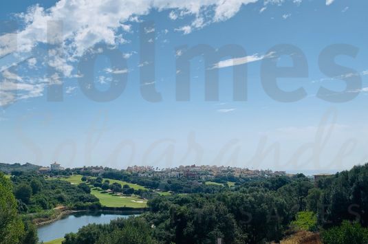 Parcela urbanizable lindando con el campo de golf de La Reserva y donde podrá construir la casa de sus sueños.