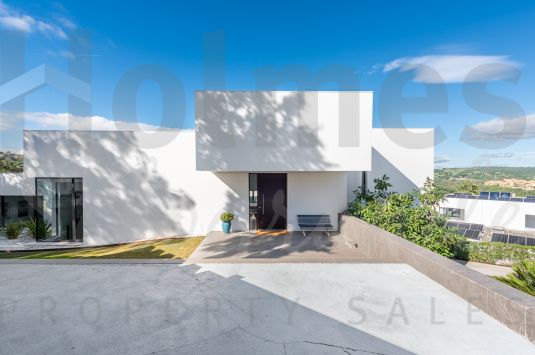 Multilevel contemporary style villa in a quiet location at the end of a cul-de-sac with views to the Almenara Golf Course.