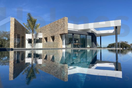 Spacious modern and contemporary style front line golf villa situated in a well established area of San Roque Golf.