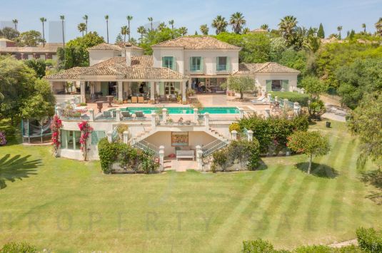 Villa de estilo tradicional en una ubicación muy tranquila y con maravillosas vistas sobre el campo de golf de San Roque y el mar en la distancia.