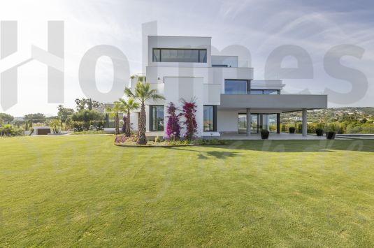 Exquisita Villa Moderna Ecológica con Vistas Panorámicas al Golf y la Montaña en Sotogrande Alto