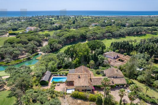 Traditional style 3 storey family villa in a quiet location at the end of a cul-de-sac adjoining the Real Club de Golf Sotogrande with great golf, mountain and sea views from the 1st floor.