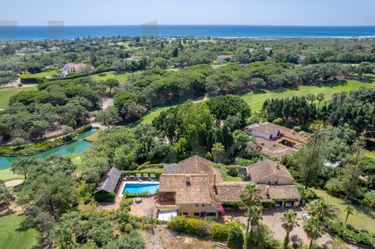 Villa familiar en 3 plantas de estilo tradicional al final de un cul-de-sac lindando con el Real Club de Golf Sotogrande con vistas al golf, las montañas y el mar desde la 1ª planta.