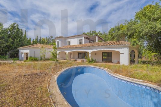 A spacious villa peacefully located in a cul de sac located adjoining the 10th fairway of the first San Roque Golf Course.